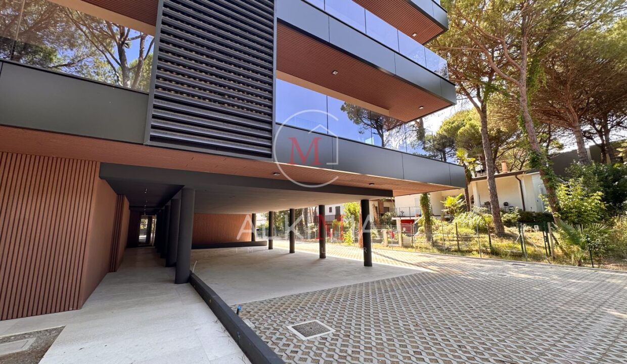 Lignano tricamere via dei pini ingresso palazzo 2