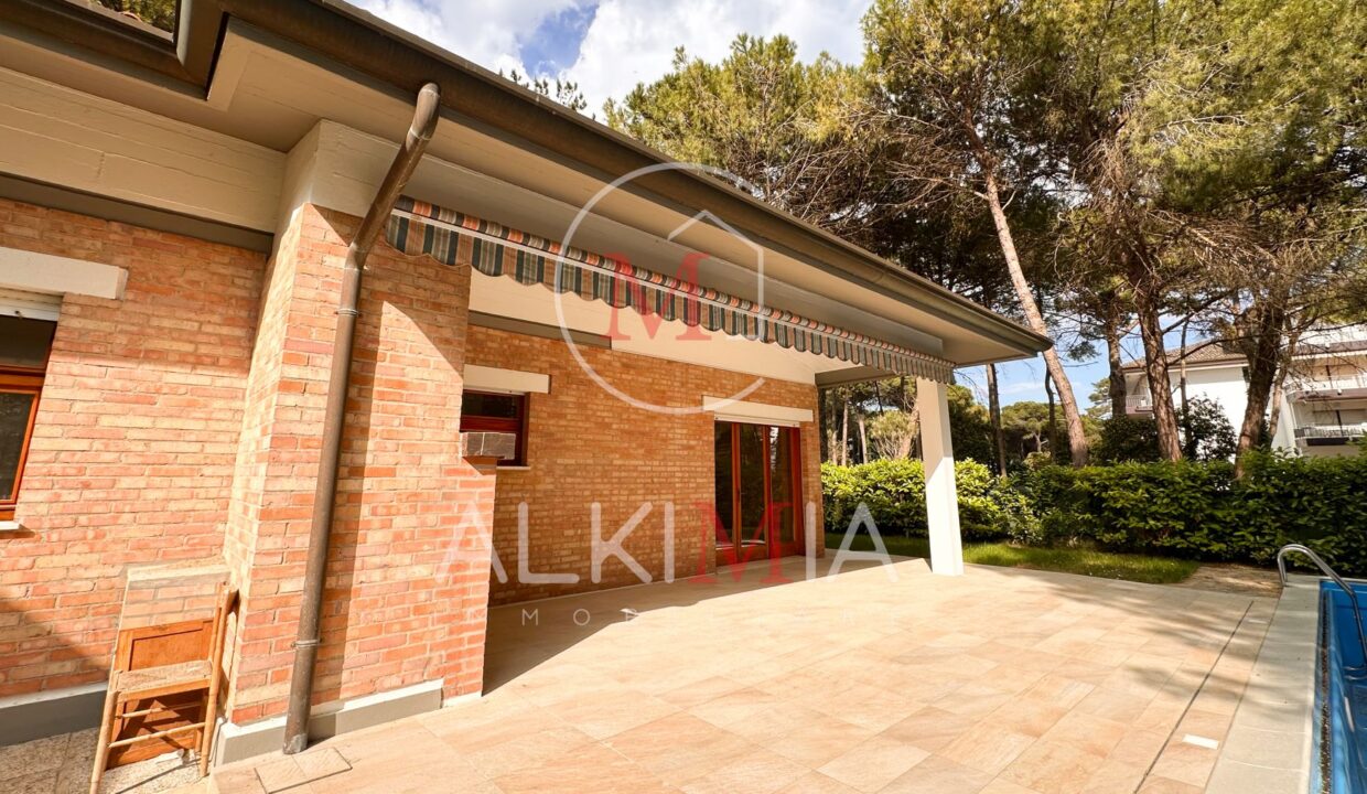 Lignano villa con piscina portico 2