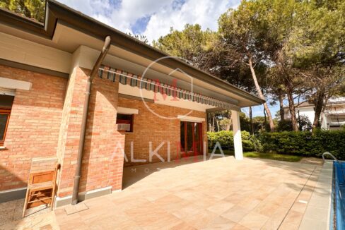 Lignano villa con piscina portico 2