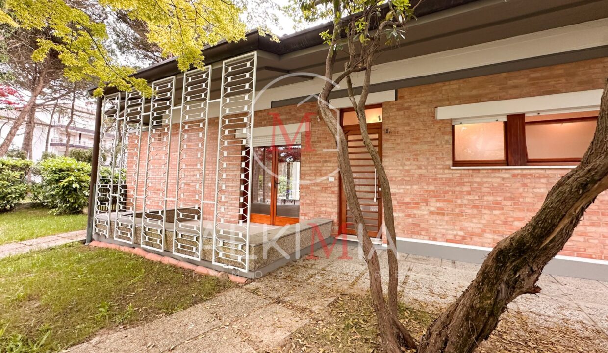 Lignano villa con piscina vialetto 4