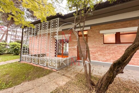 Lignano villa con piscina vialetto 4