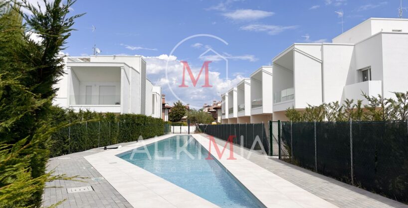 Lignano villa con piscina comune