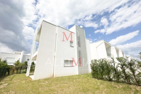 Lignano villa con piscina comune giardino 2