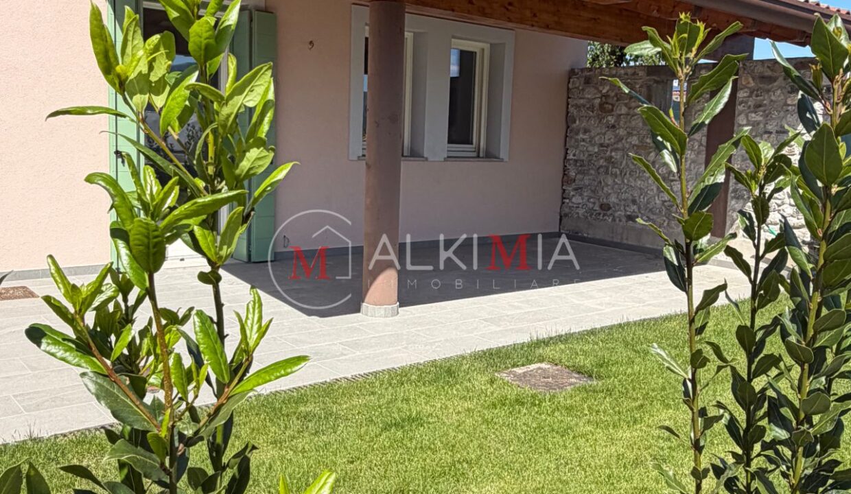 Villetta bicamere con giardino Reana A2 portico 3