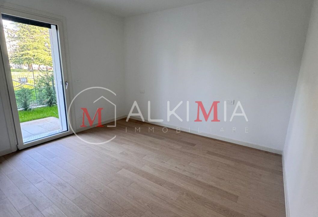 Tricamere Udine centro studi con giardino camera 2