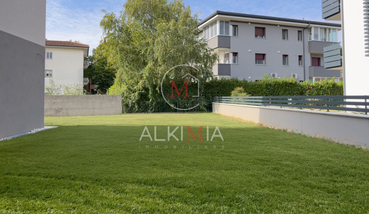 Udine nord bicamere con giardino esterno 3